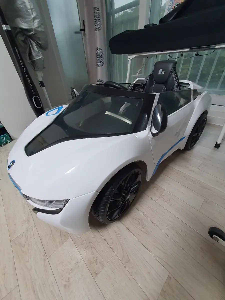 파파야 유아 전동자동차 BMW i8 모델 판매합니다.