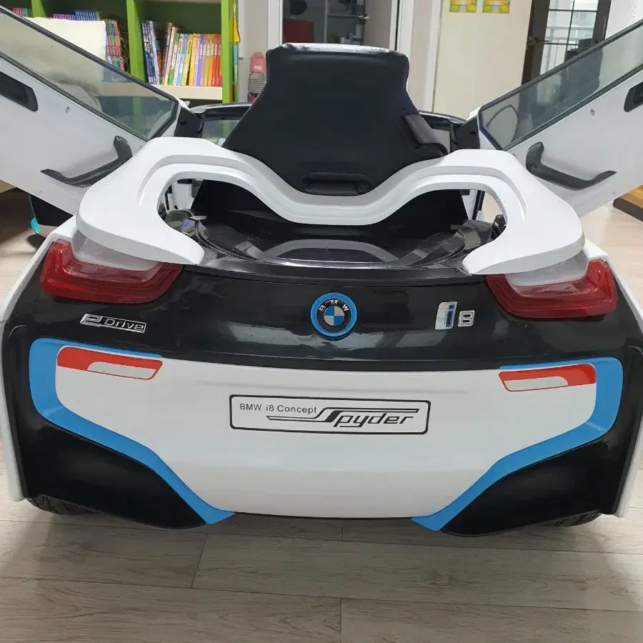 파파야 유아 전동자동차 BMW i8 모델 판매합니다.