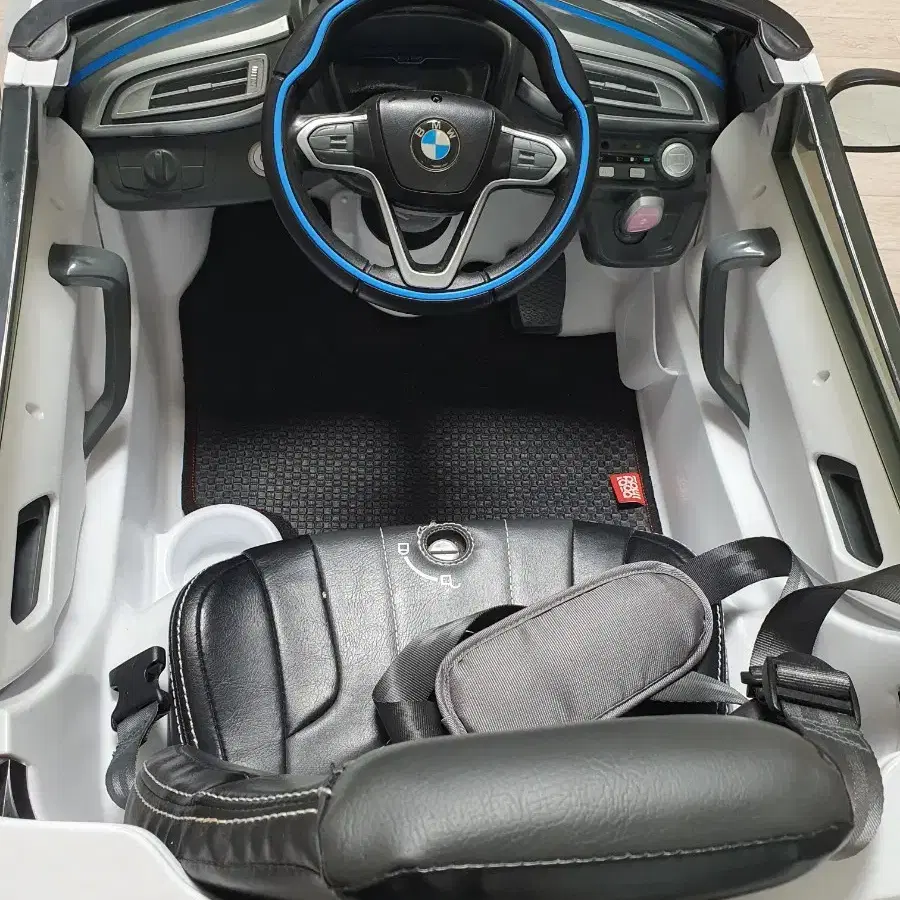 파파야 유아 전동자동차 BMW i8 모델 판매합니다.