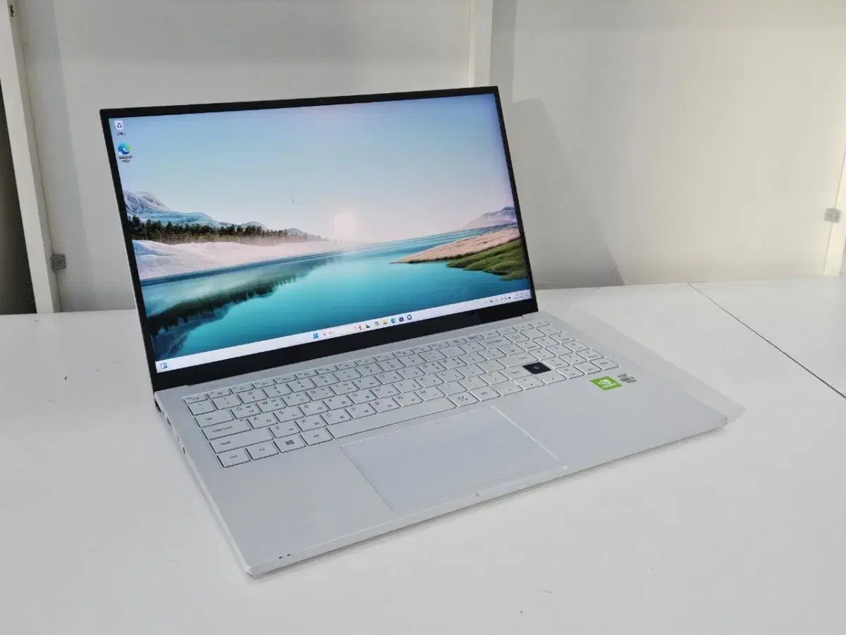 Galaxy Book 15.6 with i7 10th Gen CPU/GPU and 16GB RAM