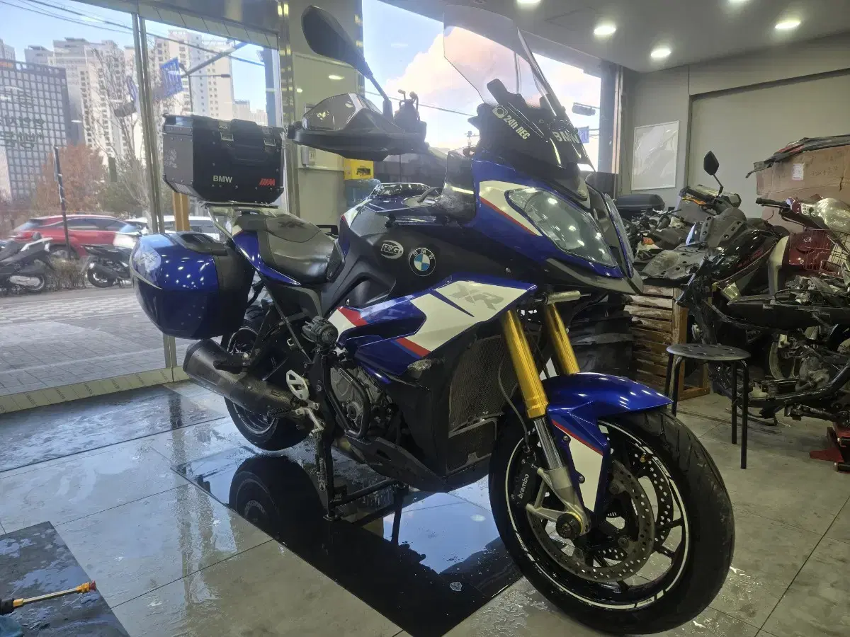 BMW s1000xr 아크라포빅 16년 4.4만 팝니다