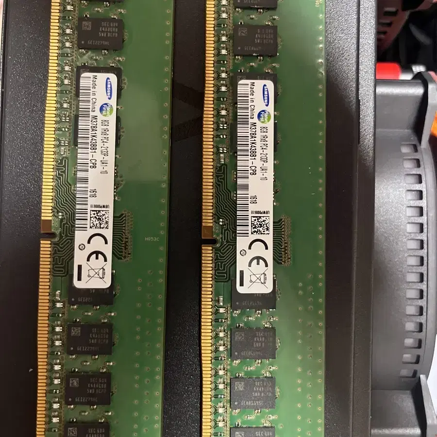 삼성 DDR4 8gb 2개 판매합니다.