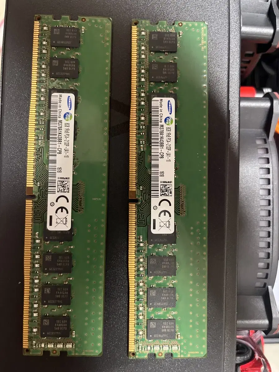 삼성 DDR4 8gb 2개 판매합니다.