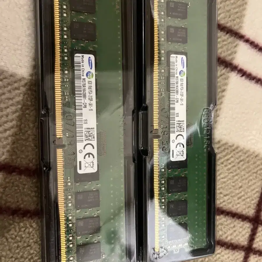 삼성 DDR4 8gb 2개 판매합니다.