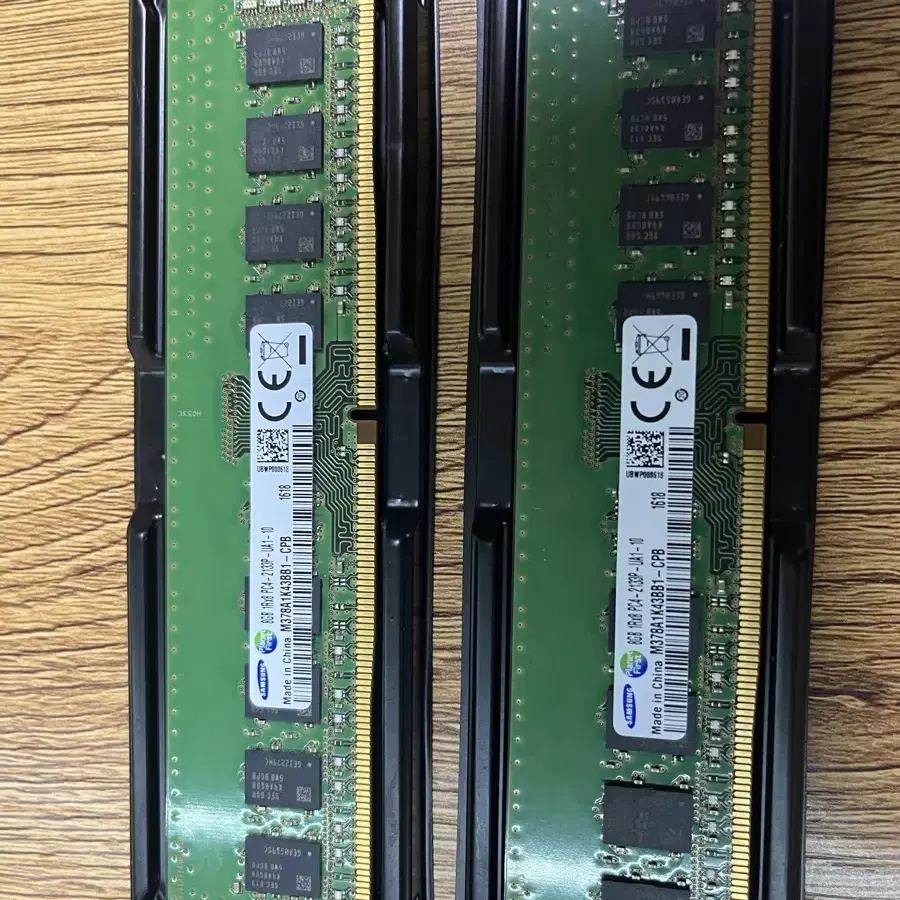 삼성 DDR4 8gb 2개 판매합니다.