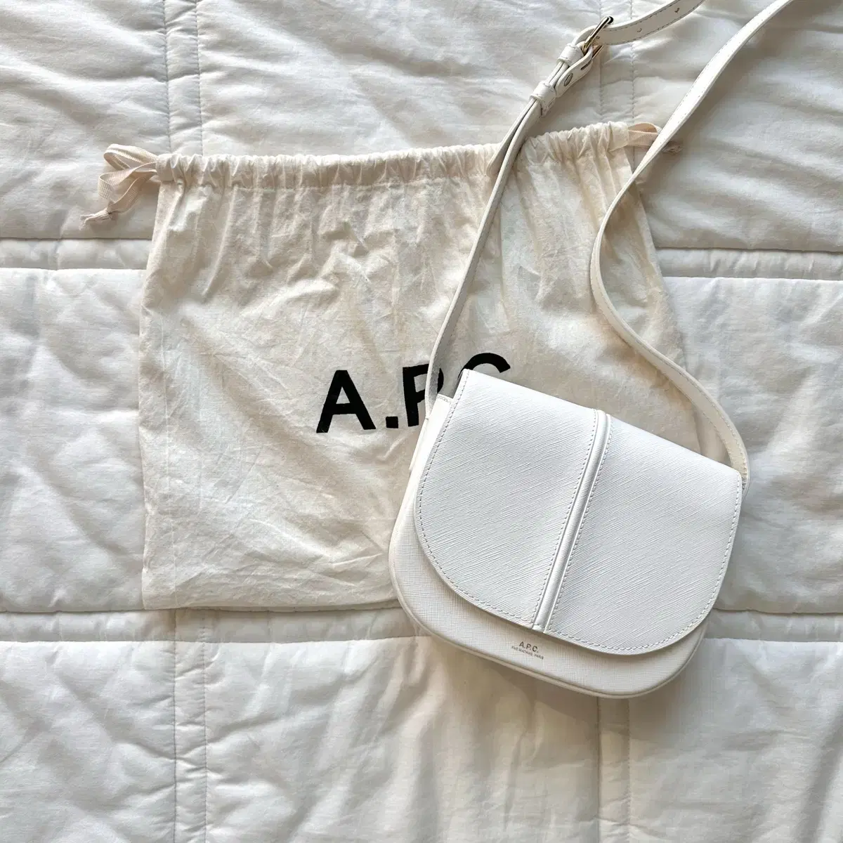 A.P.C. 아페쎄 베티백 사피아노 화이트