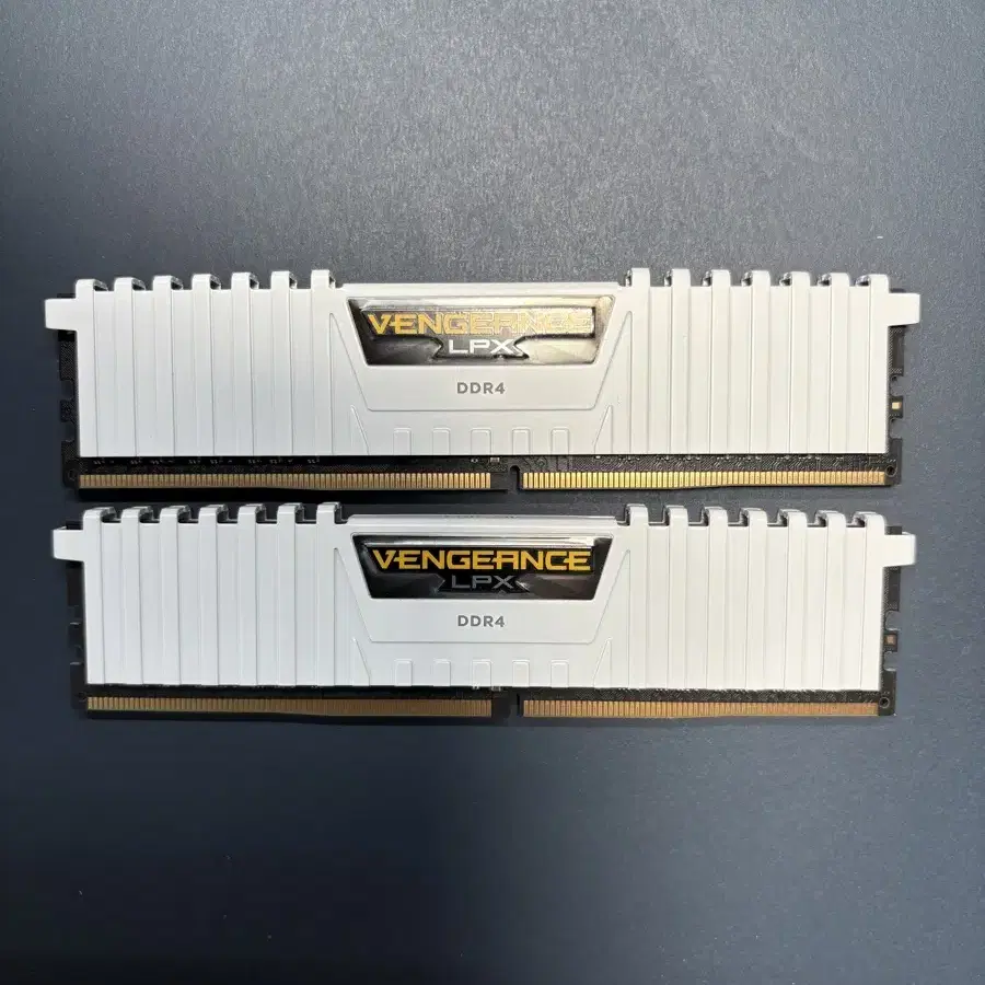 커세어 8GB x 2 DDR4 Ram (3000MHz)