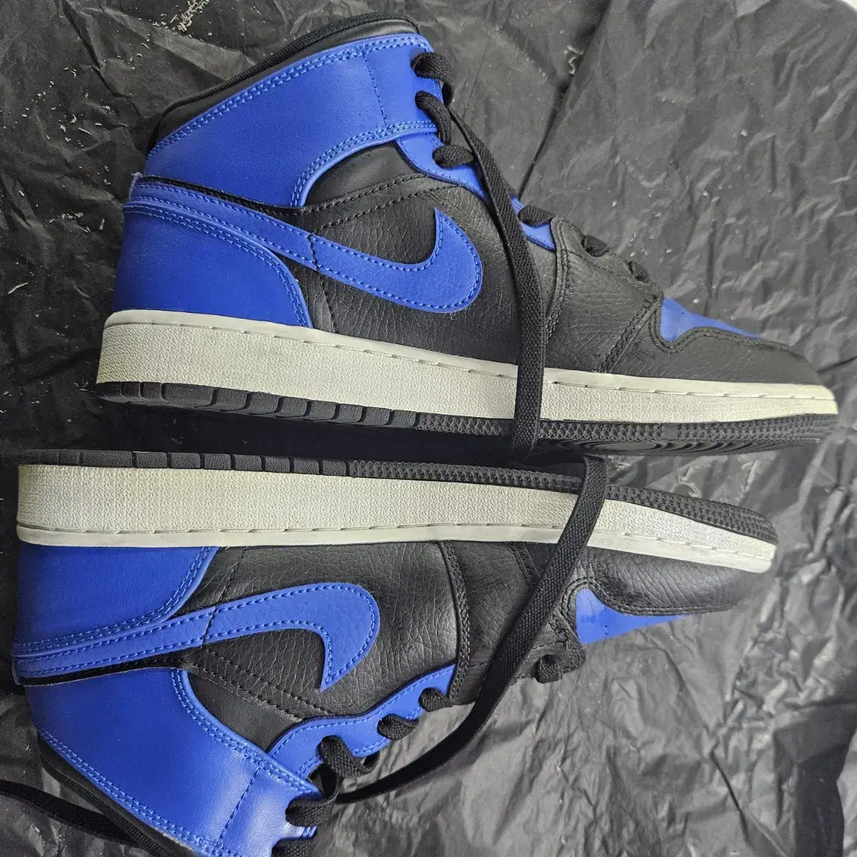 Jordan 1 Mid Black Hyper Royal 250/7Y