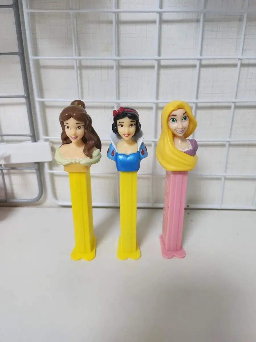 pez Sell classic Disney princesses (candy X)