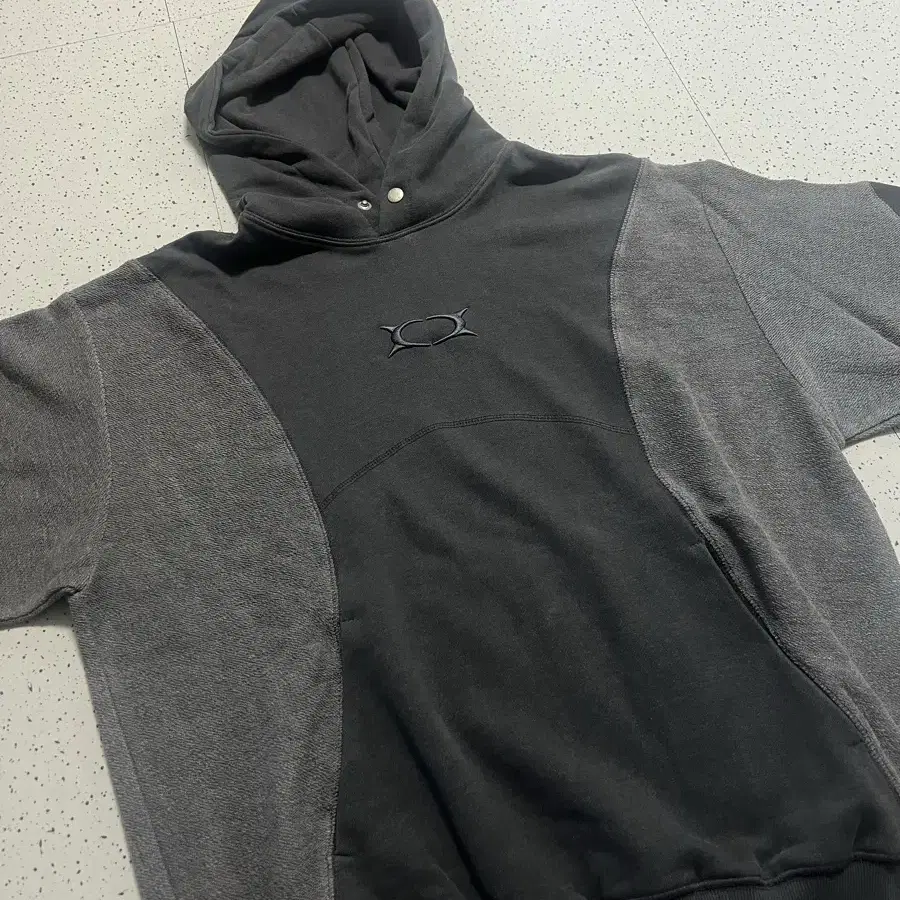 크리틱 INCISION PIGMENT HOODIE CHARCOAL 후드티