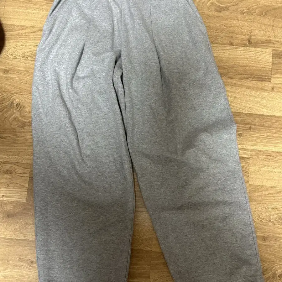 Deep One Tuck Sweat Pants [Grey]