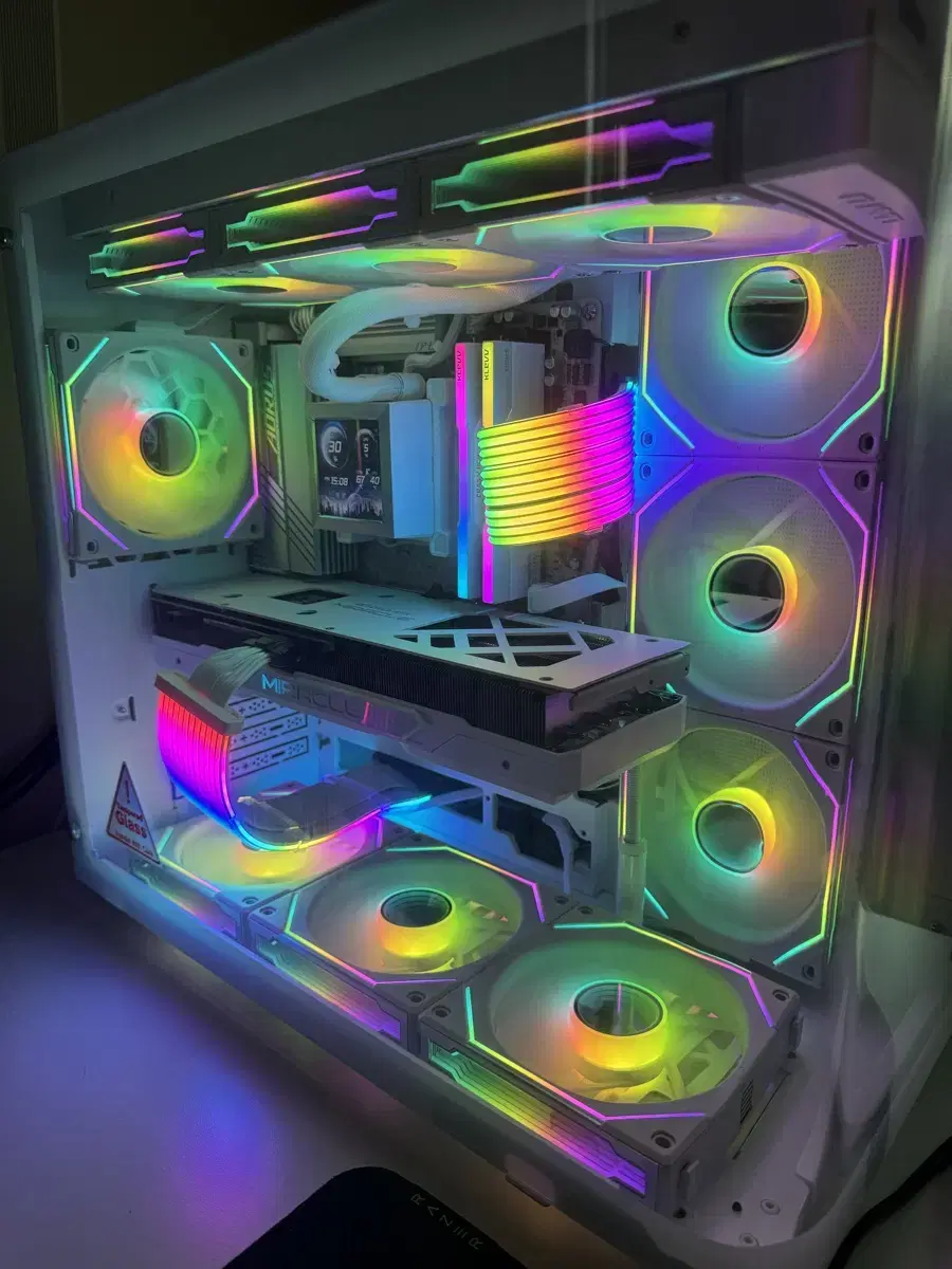 올화이트 rgb 고사양 데스크탑 7800x3d 4070s