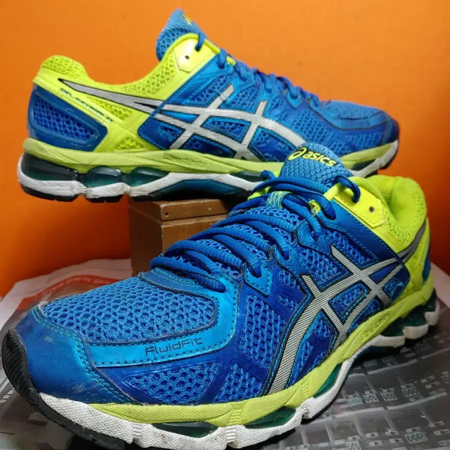 아식스 GEL-KAYANO 21(US9.5표기275추천사이즈270)