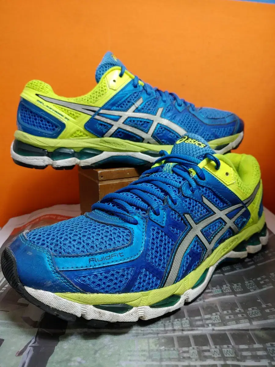 아식스 GEL-KAYANO 21(US9.5표기275추천사이즈270)