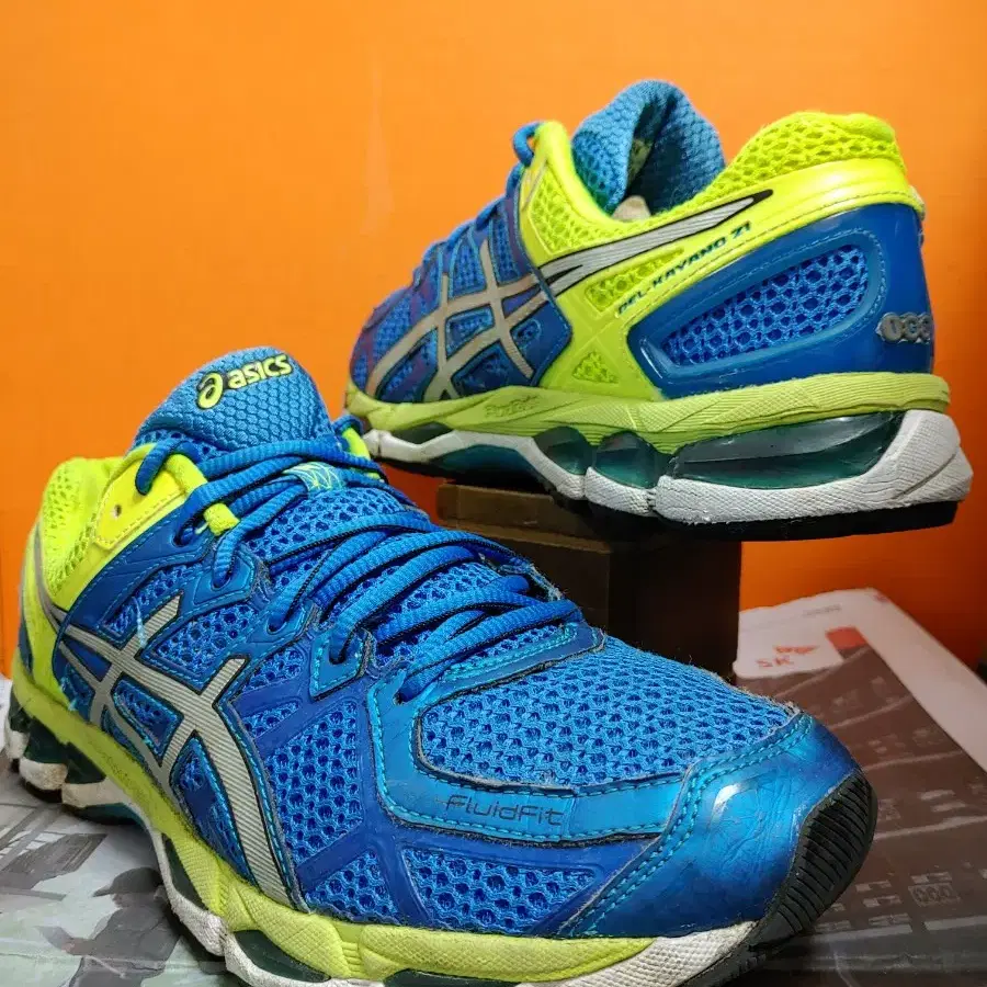 아식스 GEL-KAYANO 21(US9.5표기275추천사이즈270)