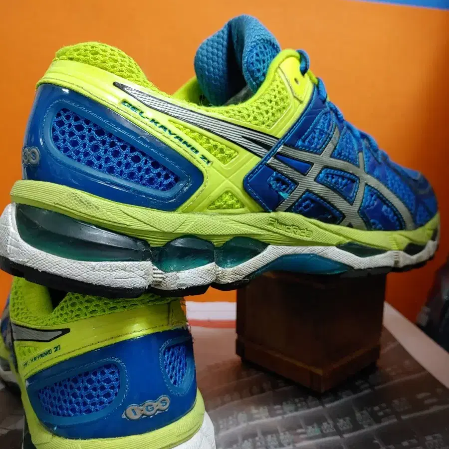 아식스 GEL-KAYANO 21(US9.5표기275추천사이즈270)