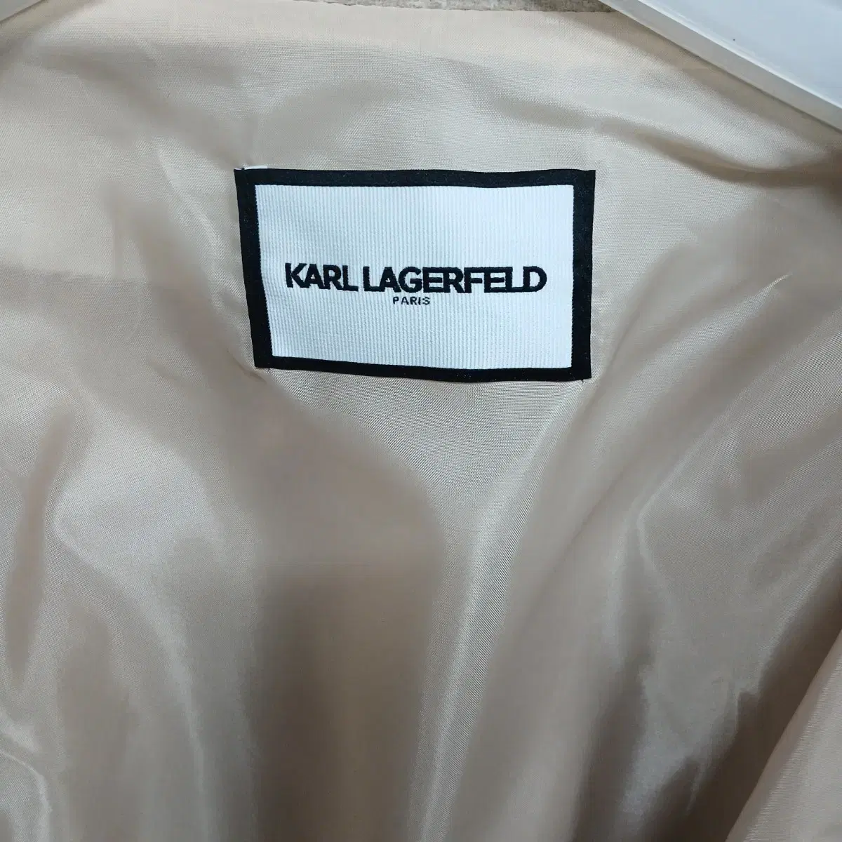 KARL LAGERFELD  PARIS 칼 라커펠트 베이지아이보리 크롭울