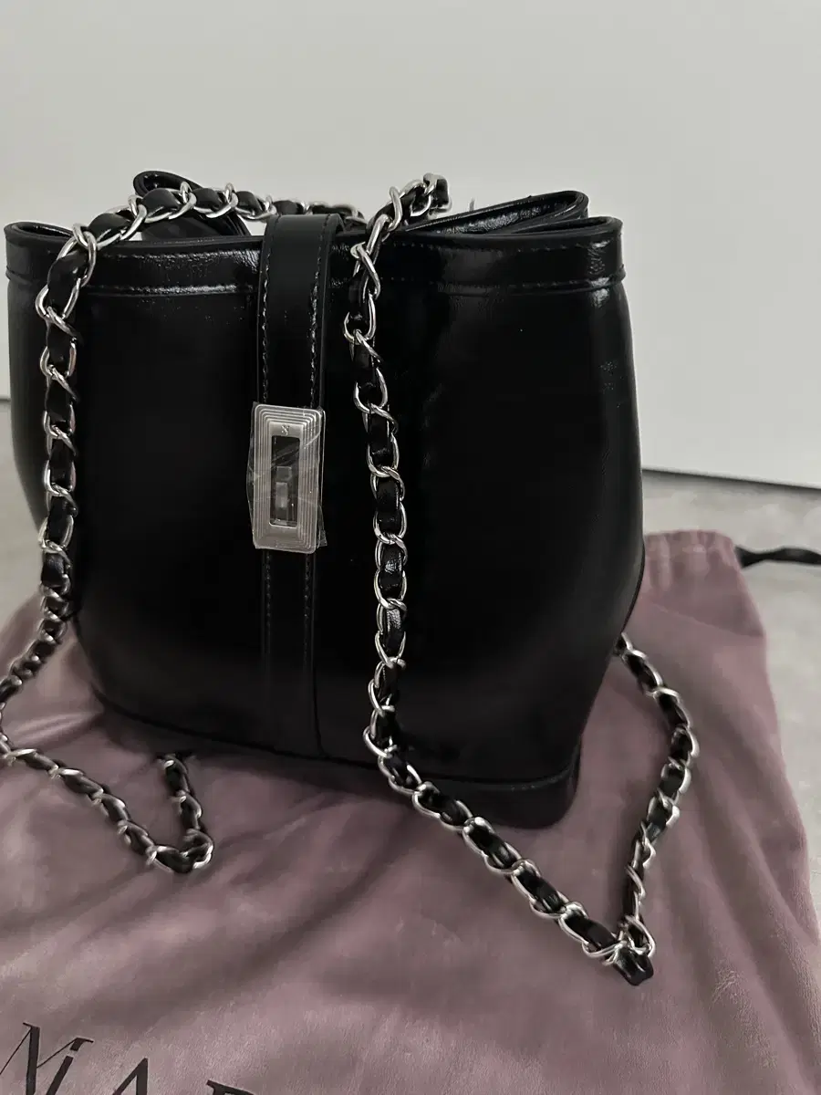 엠제이드 Carol backpack 체인백팩 블랙 black 새상품