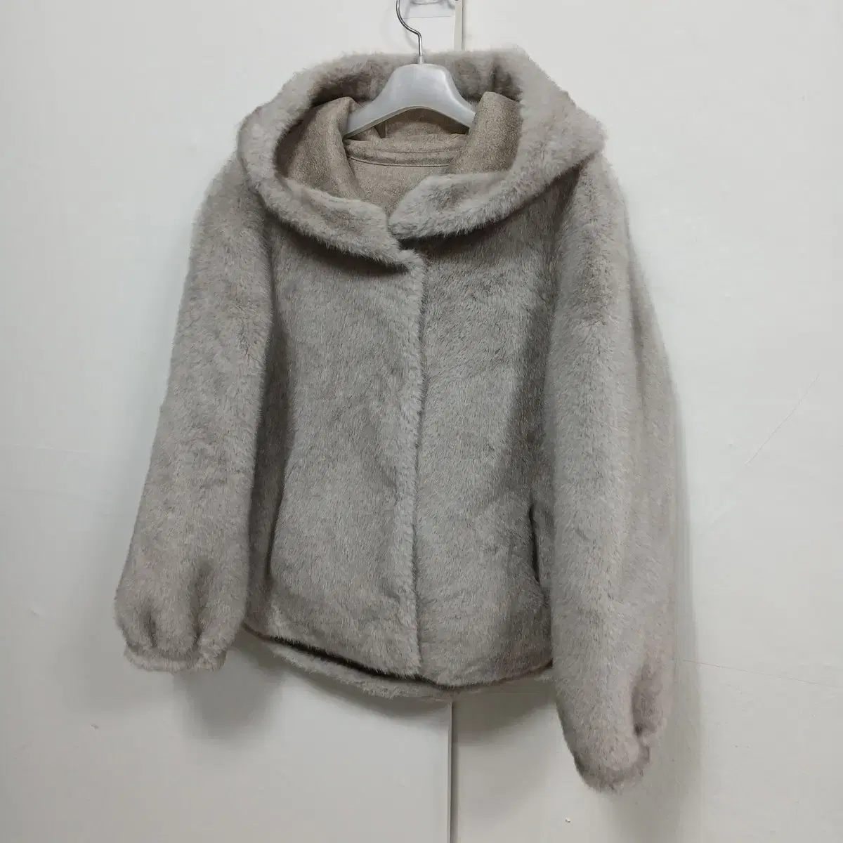 Haute Fur 고품질모피 실버그레이 후드숏코트 77 L 100 새제품