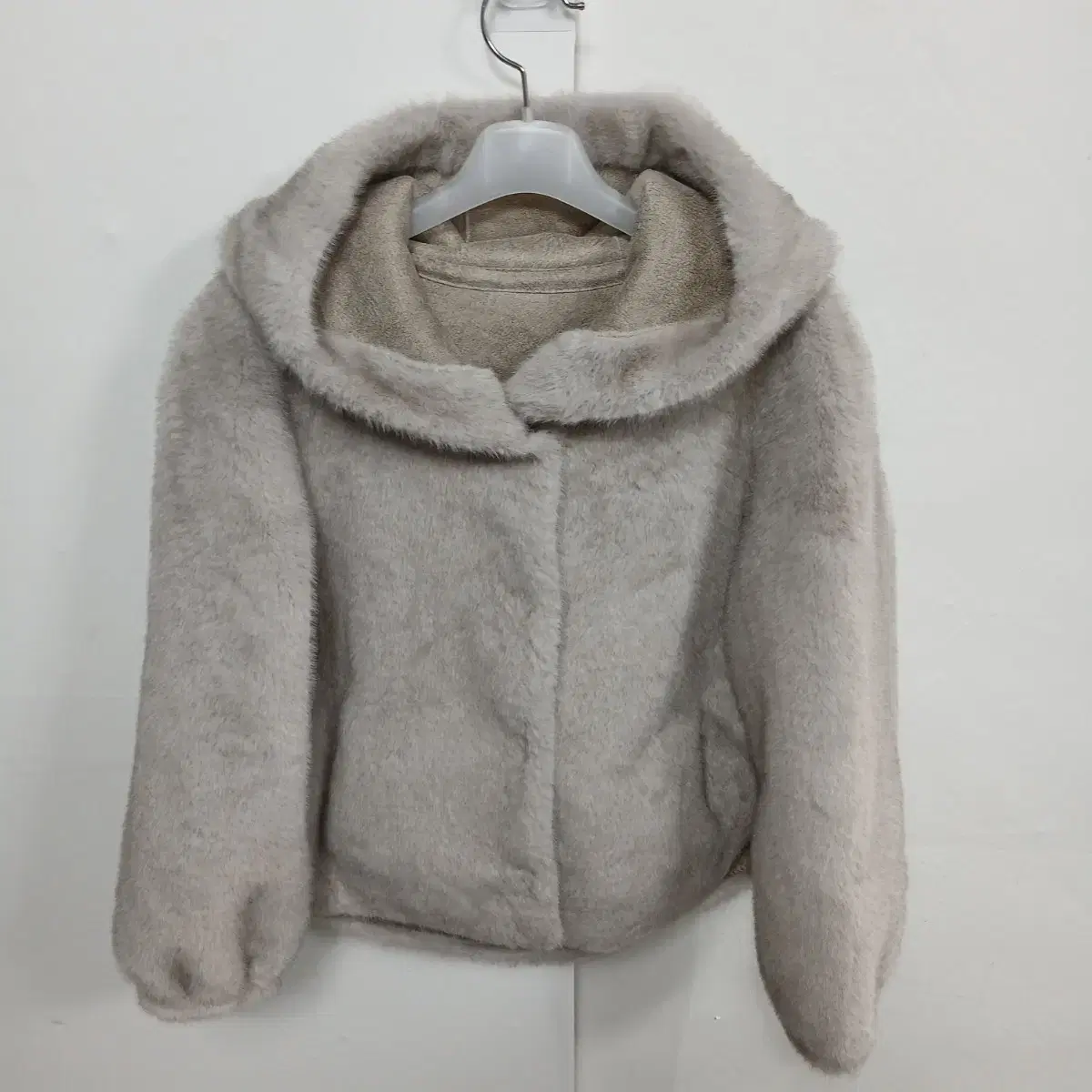 Haute Fur 고품질모피 실버그레이 후드숏코트 77 L 100 새제품