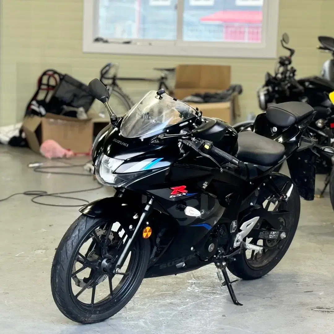 스즈키 gsxr125 19년식 7천km 신차급 바이크 판매합니다.