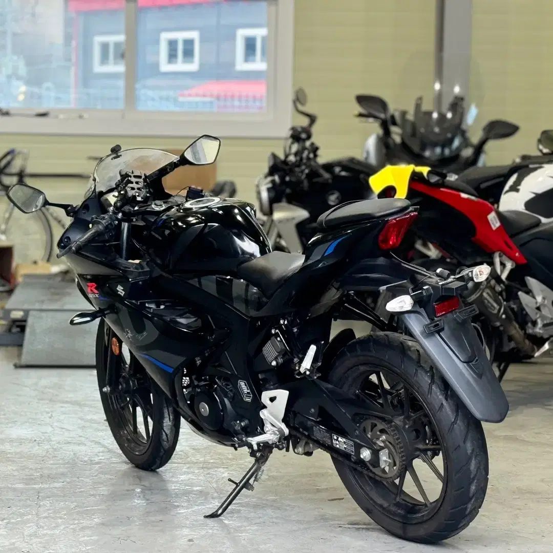 스즈키 gsxr125 19년식 7천km 신차급 바이크 판매합니다.