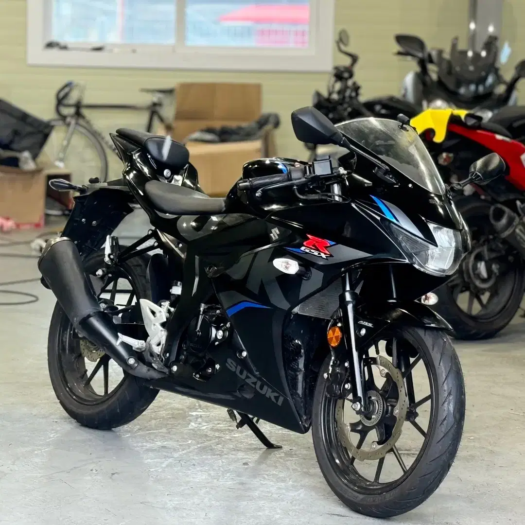 스즈키 gsxr125 19년식 7천km 신차급 바이크 판매합니다.