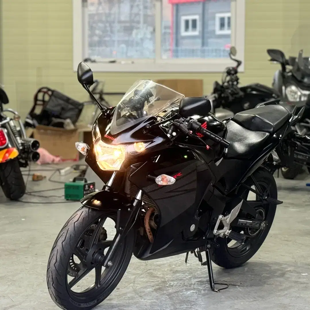 혼다 cbr125r 17년식 1만km 신차급 바이크 판매합니다.