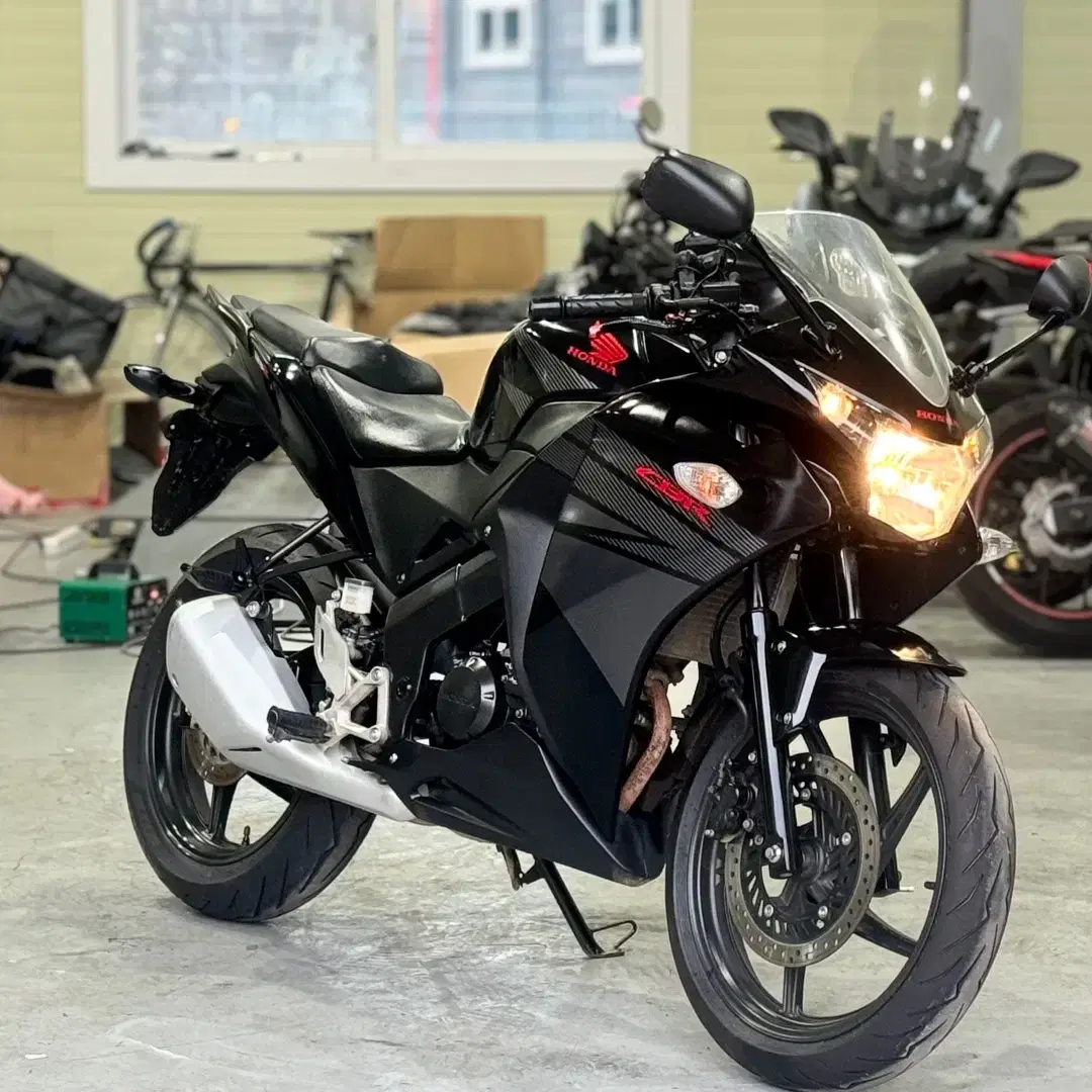 혼다 cbr125r 17년식 1만km 신차급 바이크 판매합니다.