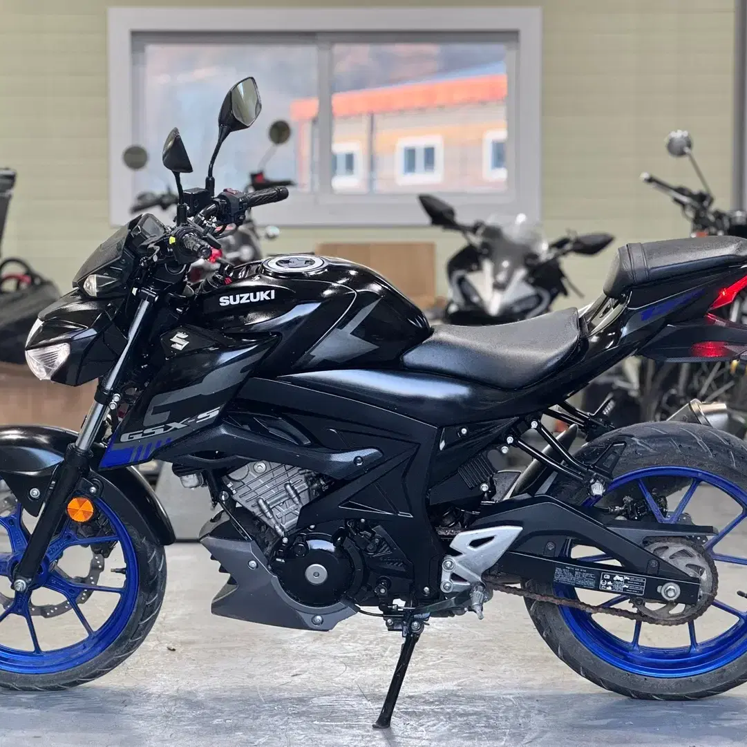 스즈키 gsxs125 21년식 1만km 신차급 바이크 판매합니다.