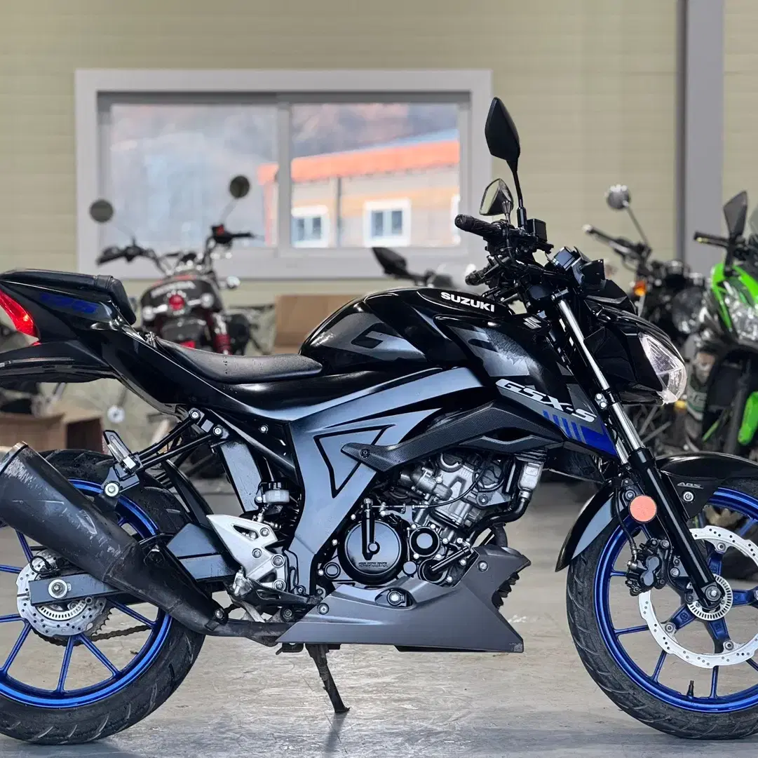 스즈키 gsxs125 21년식 1만km 신차급 바이크 판매합니다.