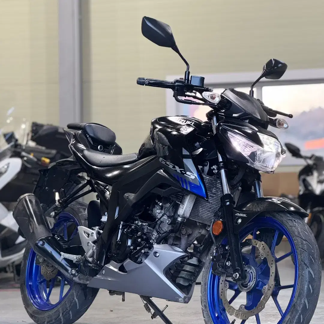 스즈키 gsxs125 21년식 1만km 신차급 바이크 판매합니다.