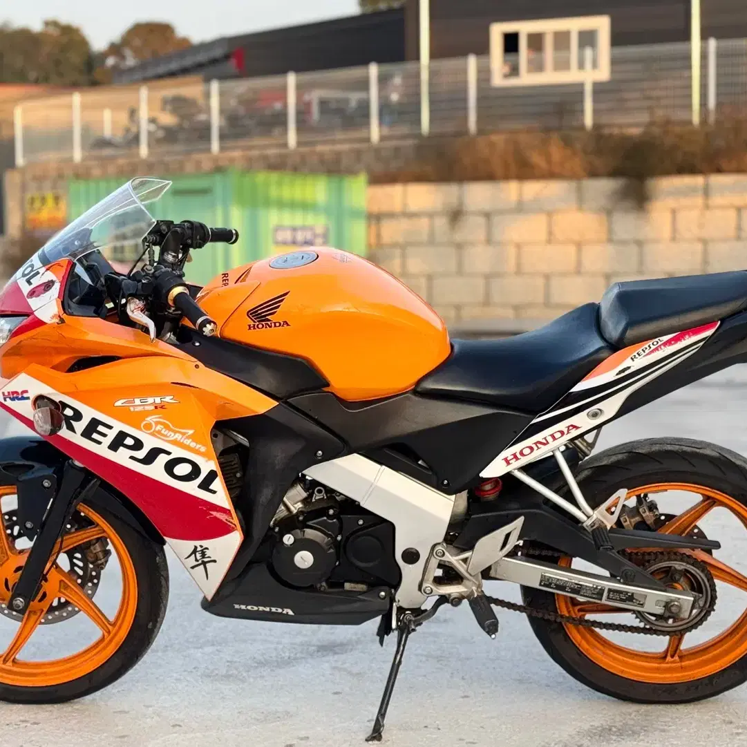 혼다 cbr125r 15년식 3만km sc머플러 튜닝 차량 판매합니다.