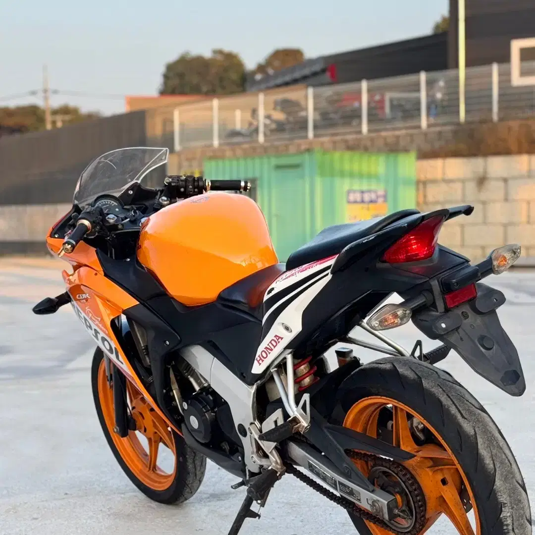 혼다 cbr125r 15년식 3만km sc머플러 튜닝 차량 판매합니다.