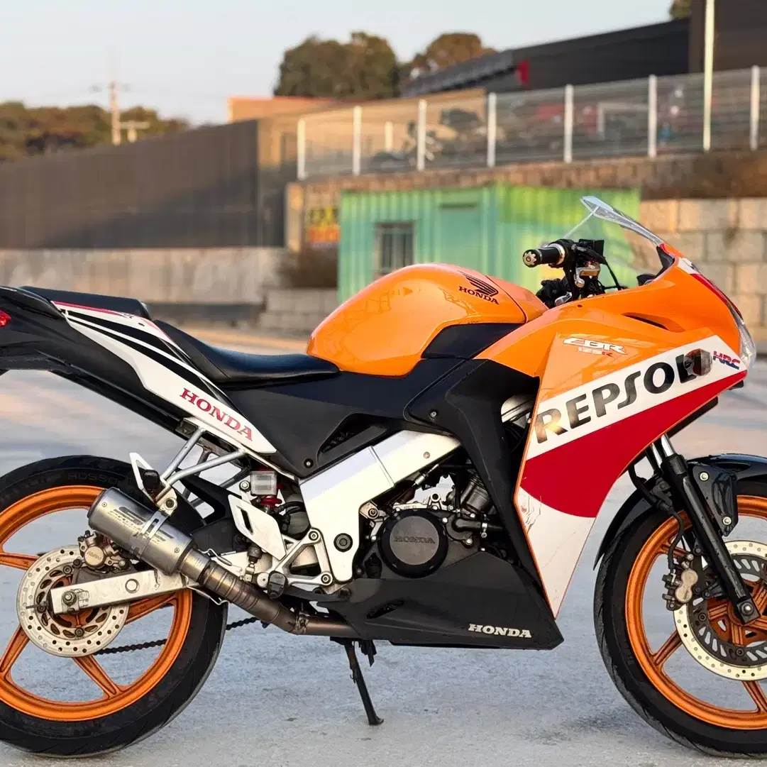 혼다 cbr125r 15년식 3만km sc머플러 튜닝 차량 판매합니다.