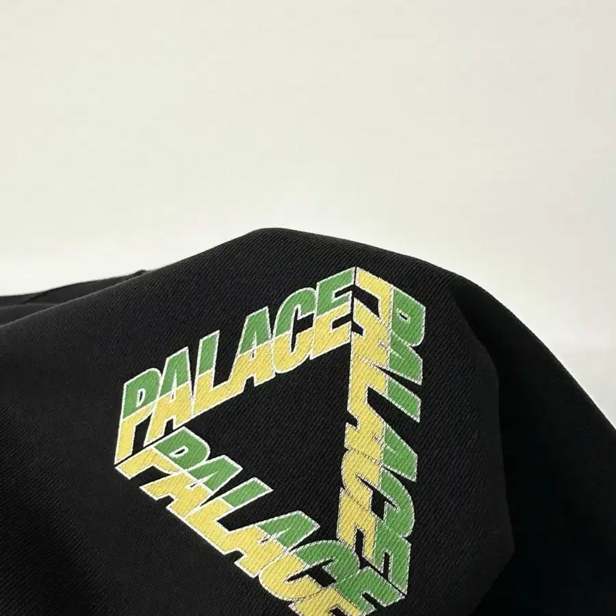 Palace 팔라스 스플릿 크루넥 맨투맨 블랙