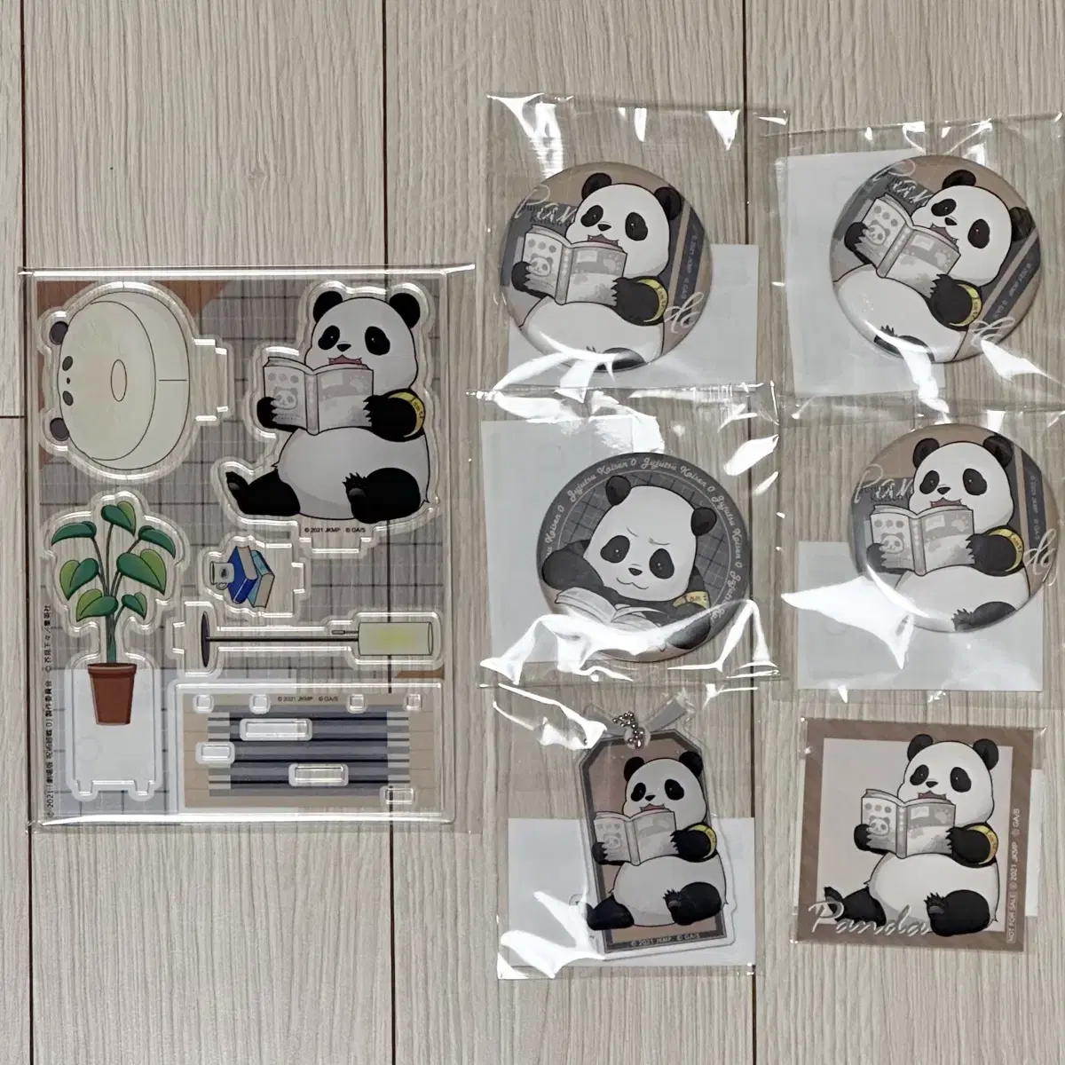 Zuu Spinning Marukuji Reading Panda acrylic stand Diorama Can Badge