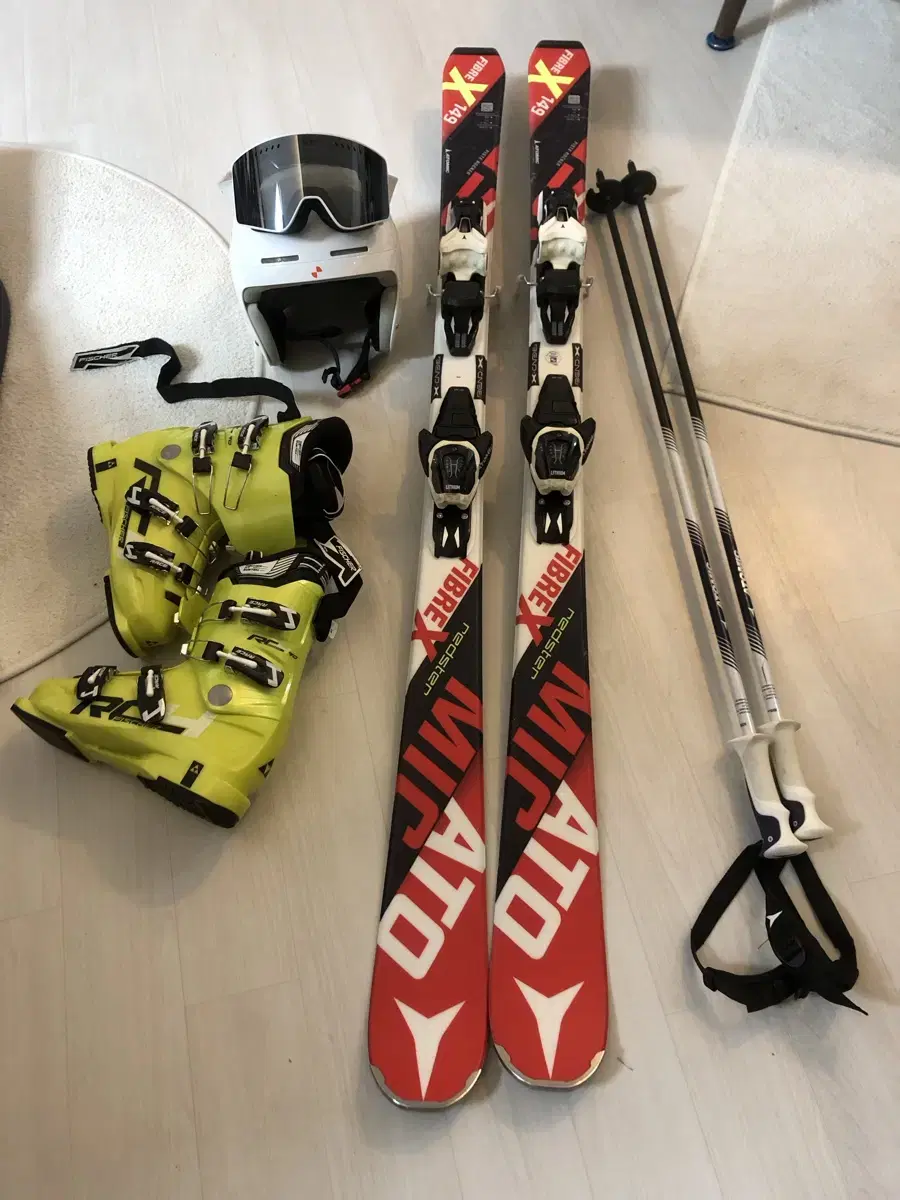 Ski set Atomic Plate 150 Fischer 240-245 Pochel helmet