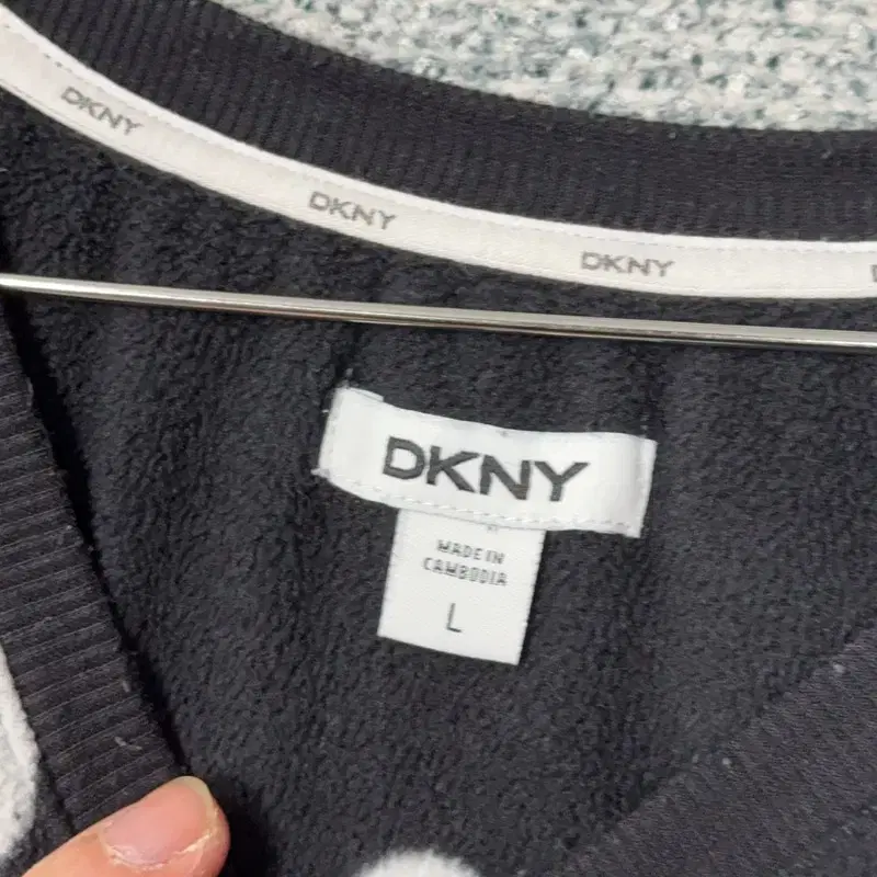 [DKNY] 도트 블랙 맨투맨 L