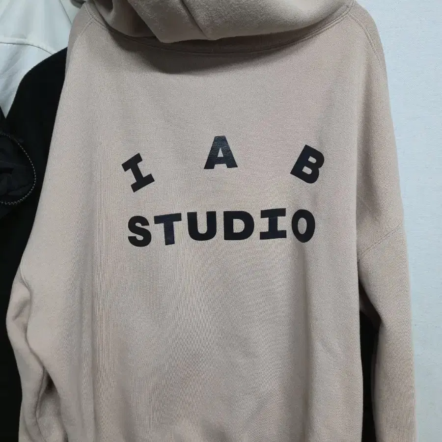 iab studio 후드티