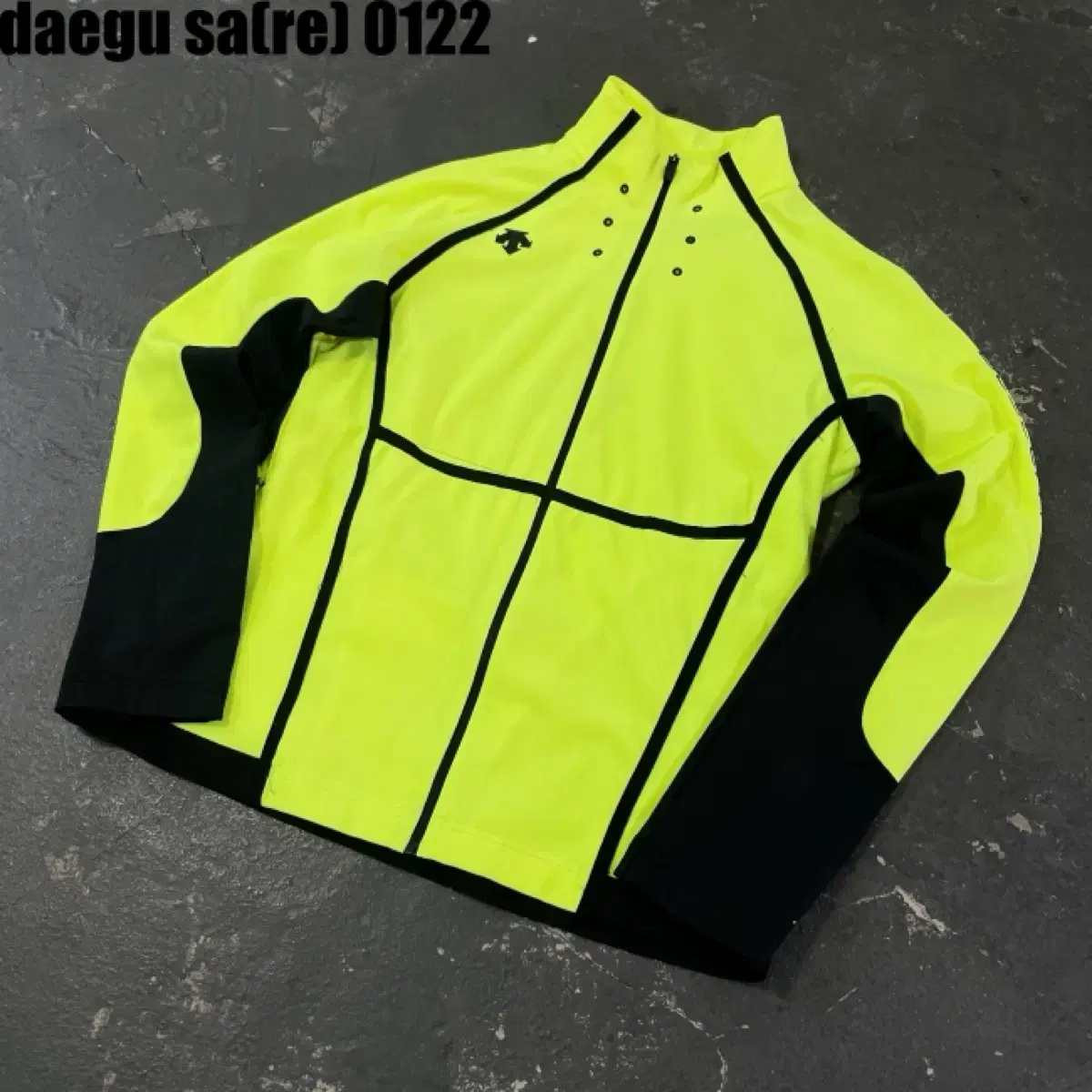 Descente jersey, zip-up (90) If you want to wear it without fixing the sewn seam, go for it.