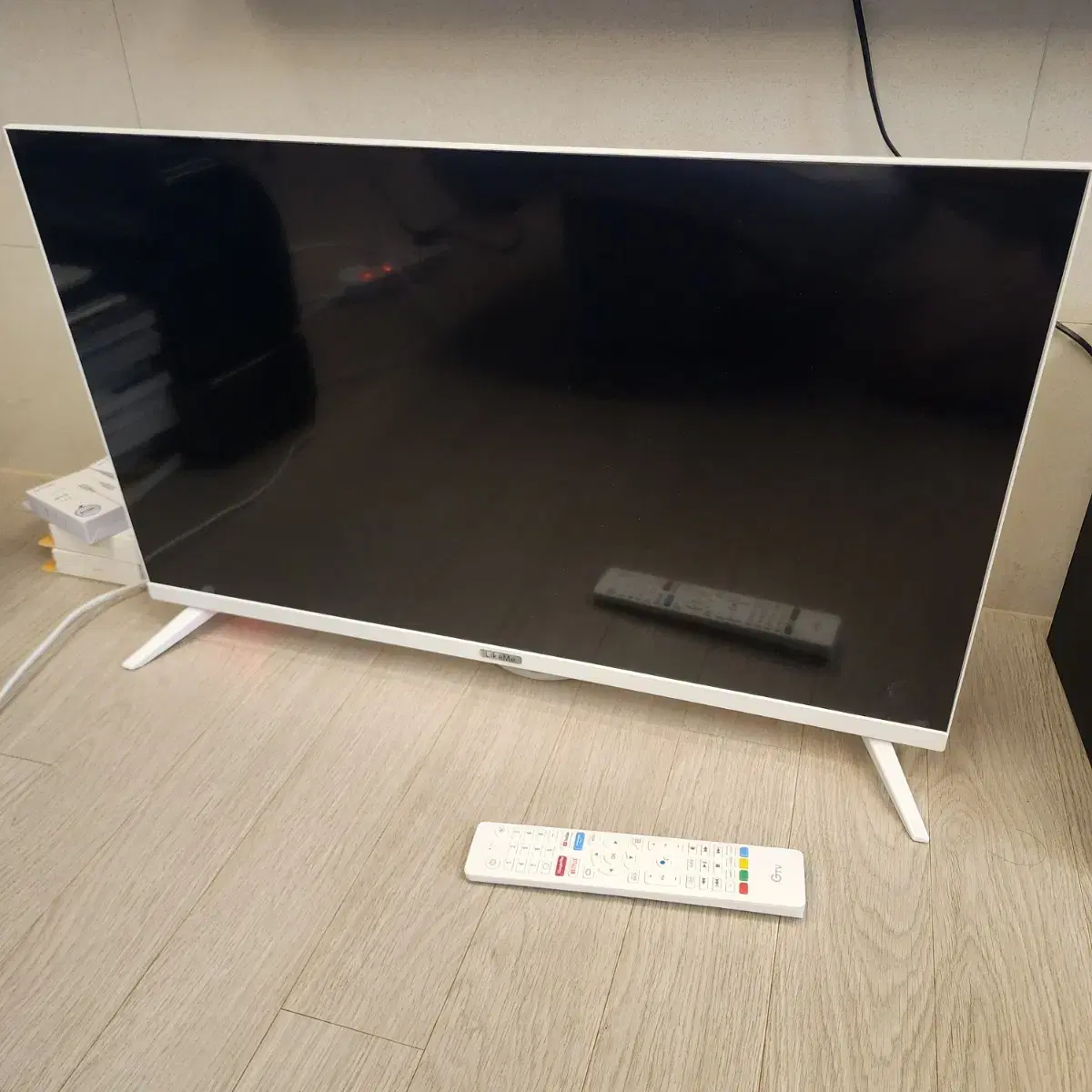 라익미 모니터 32인치 UHD LED TV 자취방 원룸 인테리어 이쁨