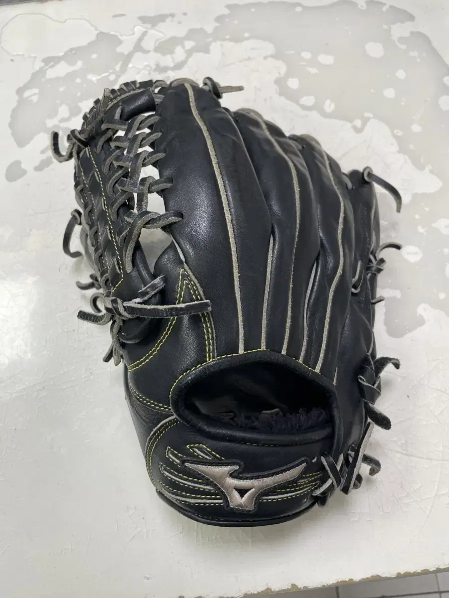 We sell Mizuno left-handed outfield gloves