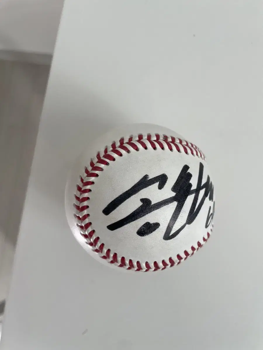 Song Eun-beom's autograph + KBO official ball