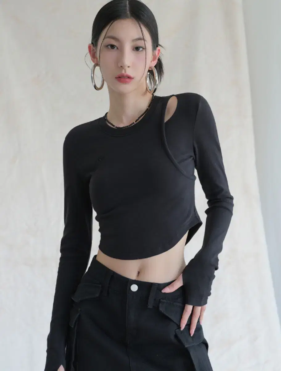 어반드레스 크롭티 hole-cut Crop Long Sleeve