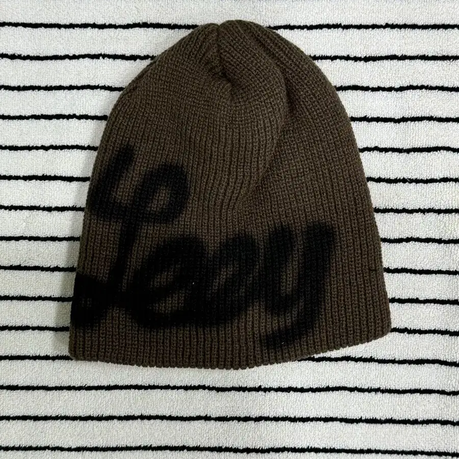 logo sprayed beanie Brown