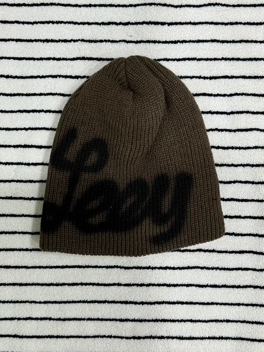 logo sprayed beanie Brown