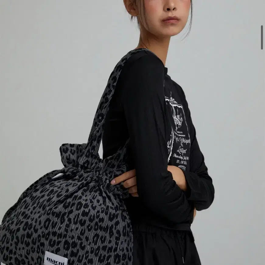 마크니 LEOPARD STRING SHOULDER BAG CHARCOAL