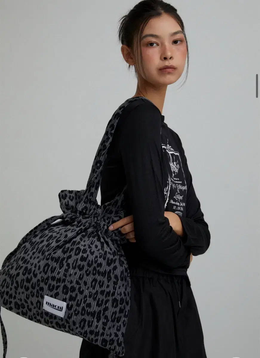 마크니 LEOPARD STRING SHOULDER BAG CHARCOAL