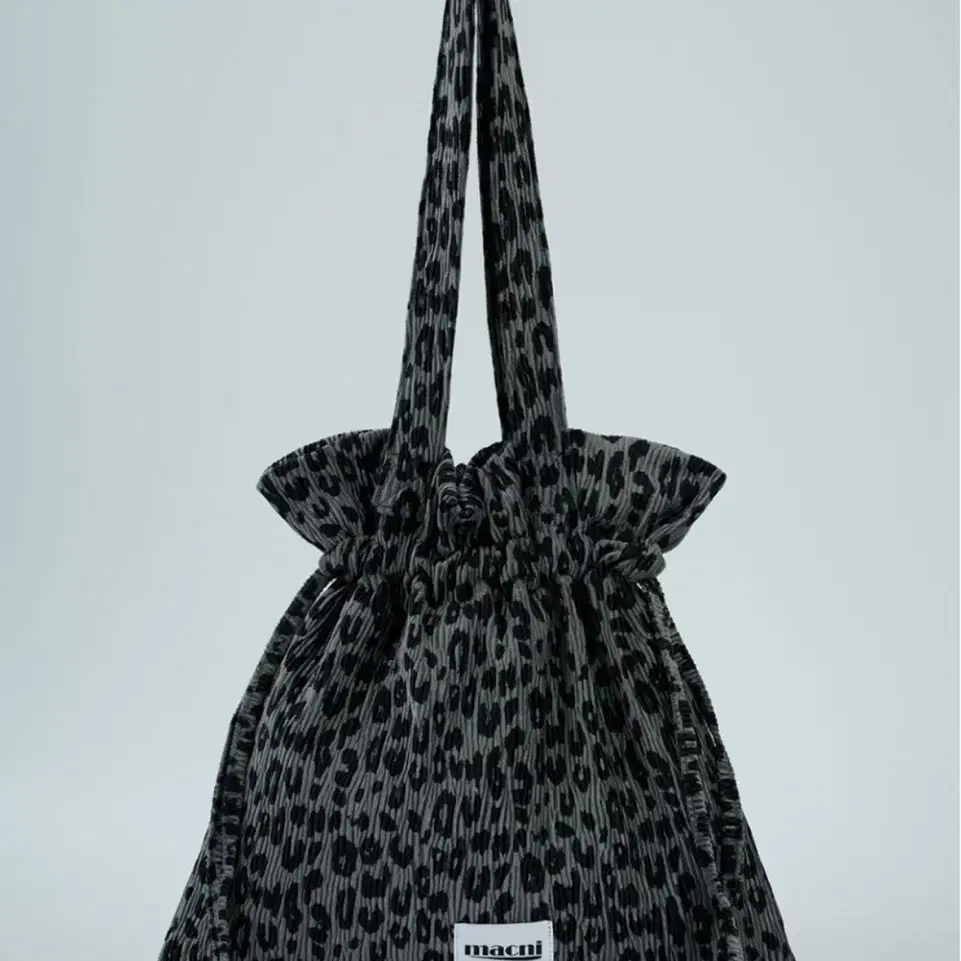 마크니 LEOPARD STRING SHOULDER BAG CHARCOAL